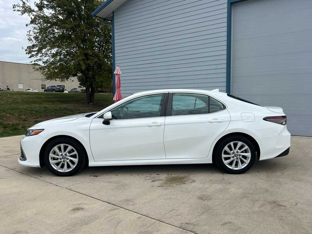 2022 Toyota Camry LE photo 2