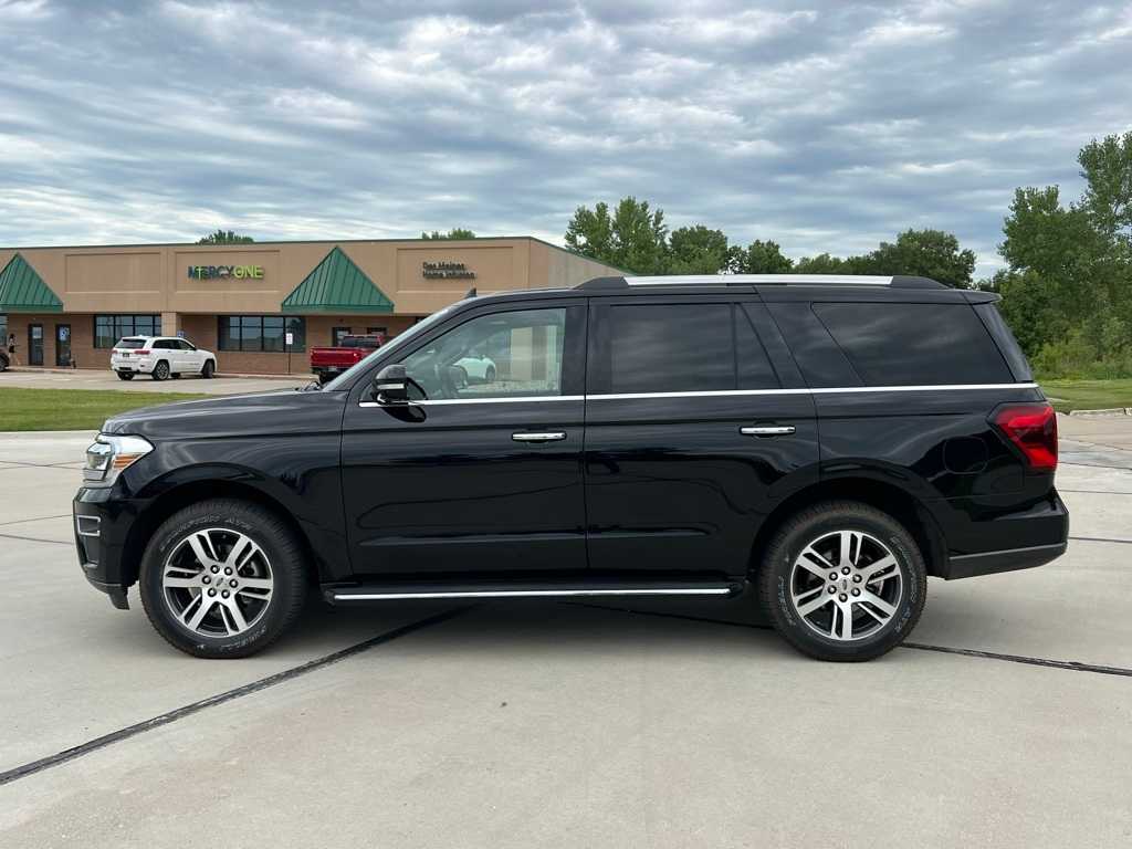 2022 Ford Expedition Limited photo 2