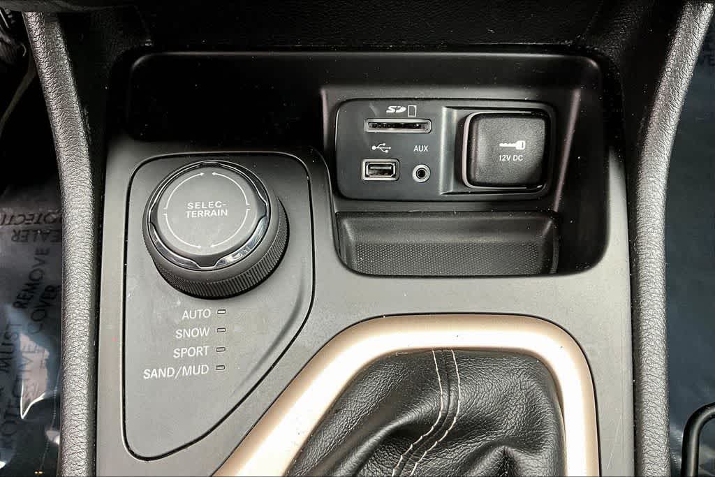 Thumbnail: 2017 Jeep Cherokee - 25