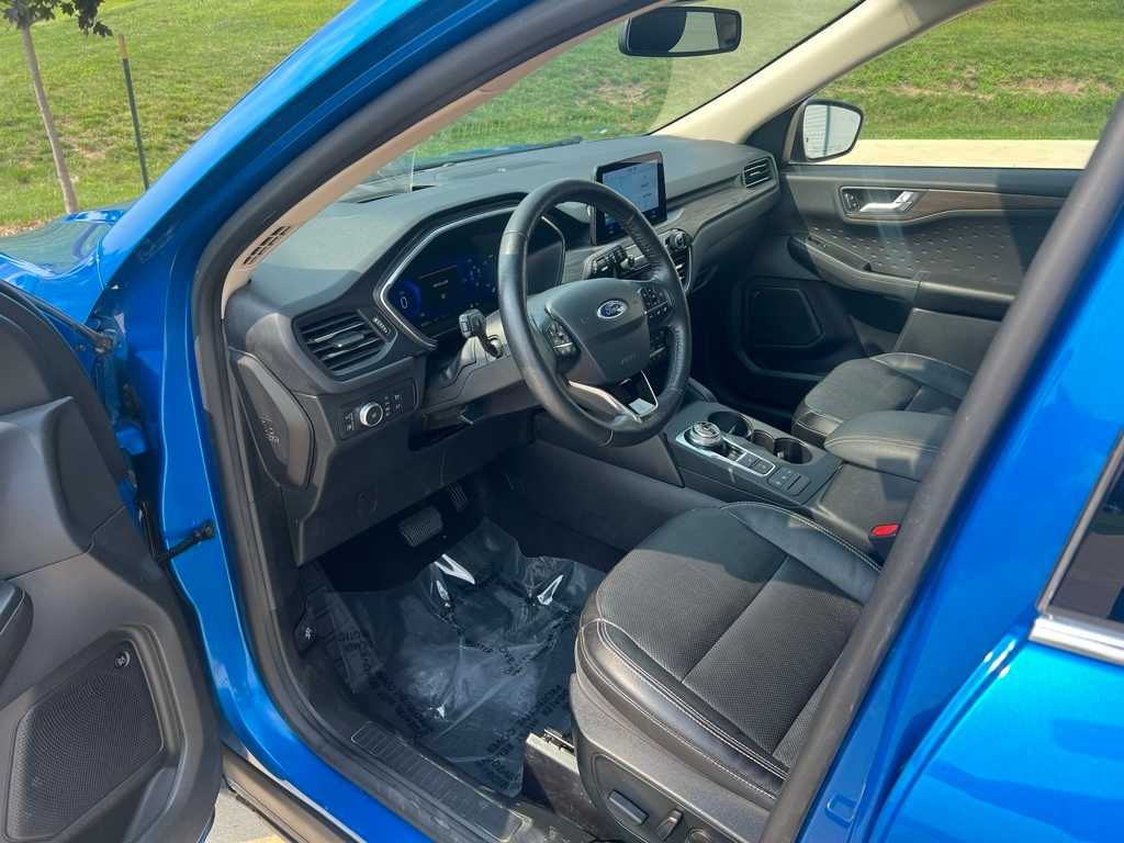 2020 Ford Escape Titanium Hybrid photo 2