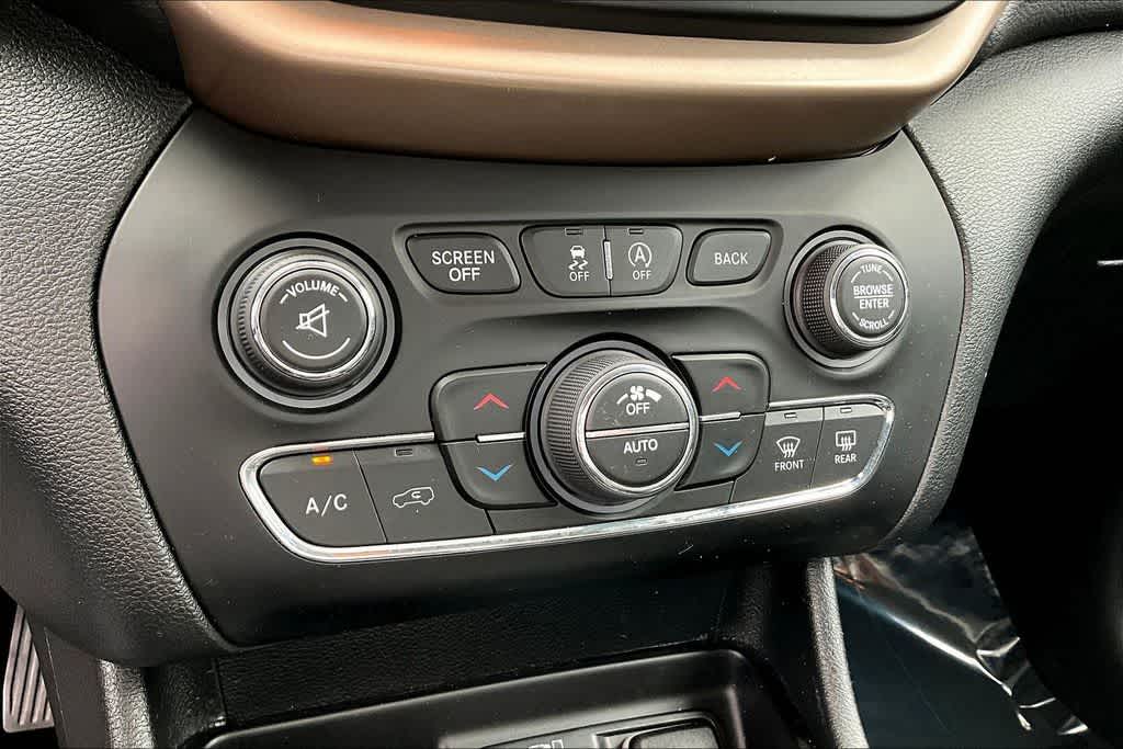 Thumbnail: 2017 Jeep Cherokee - 23