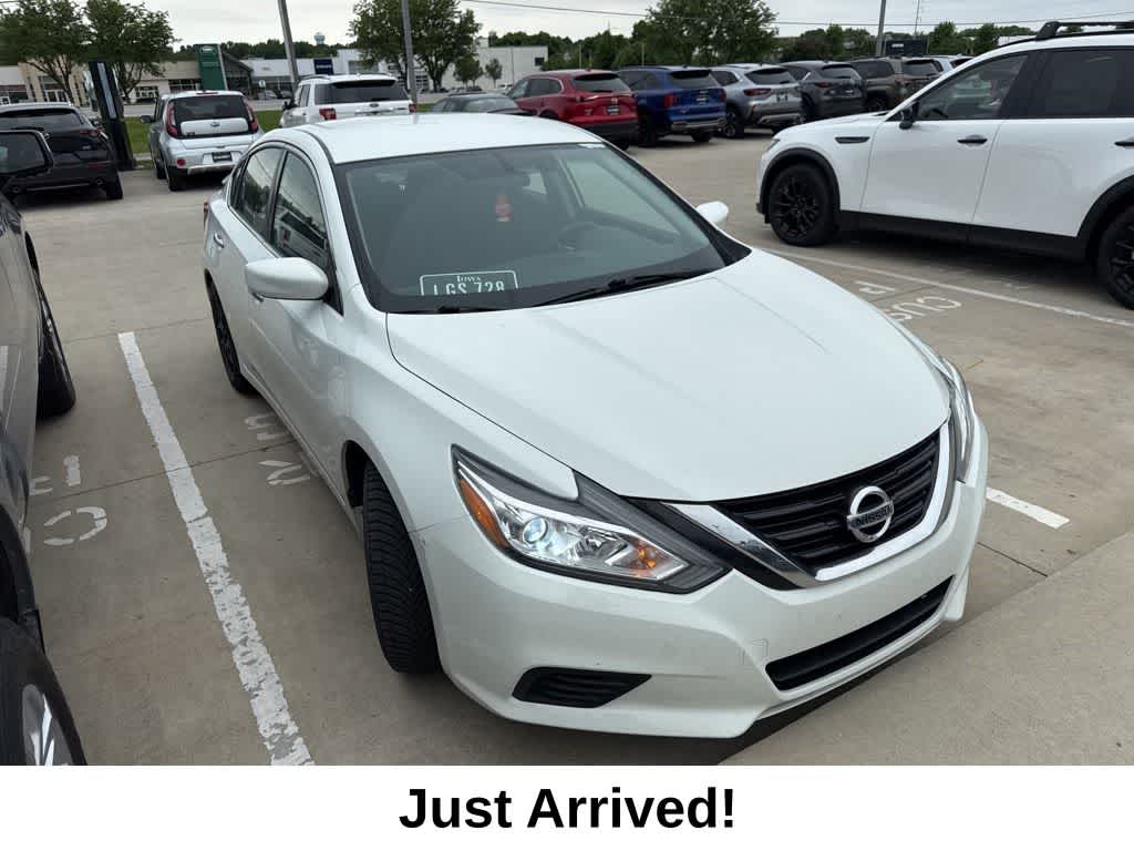 Used 2018 Nissan Altima S with VIN 1N4AL3AP4JC298096 for sale in Urbandale, IA