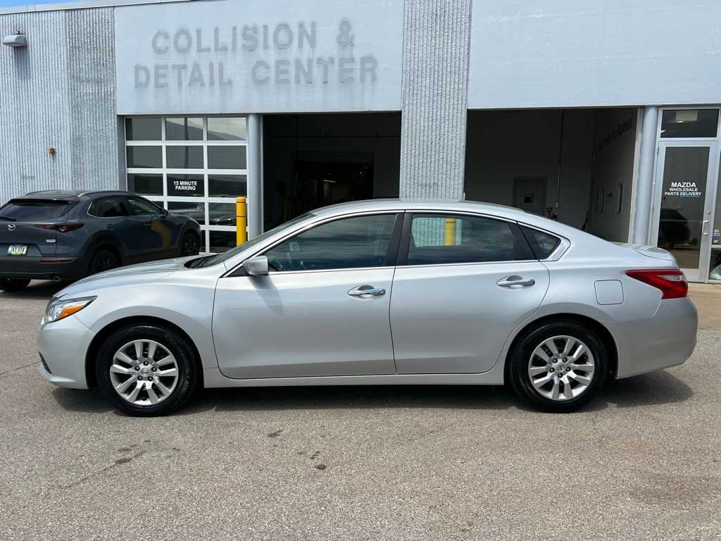 Used 2016 Nissan Altima S with VIN 1N4AL3AP7GC233378 for sale in Urbandale, IA