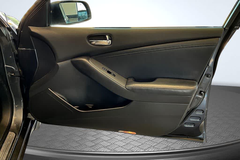 Thumbnail: 2012 Nissan Altima - 18
