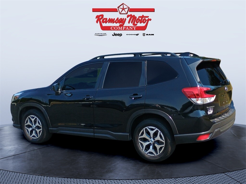 2022 Subaru Forester Premium photo 3