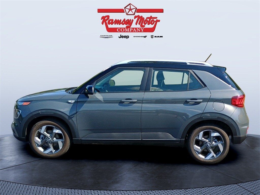 2025 Hyundai Venue Limited photo 2