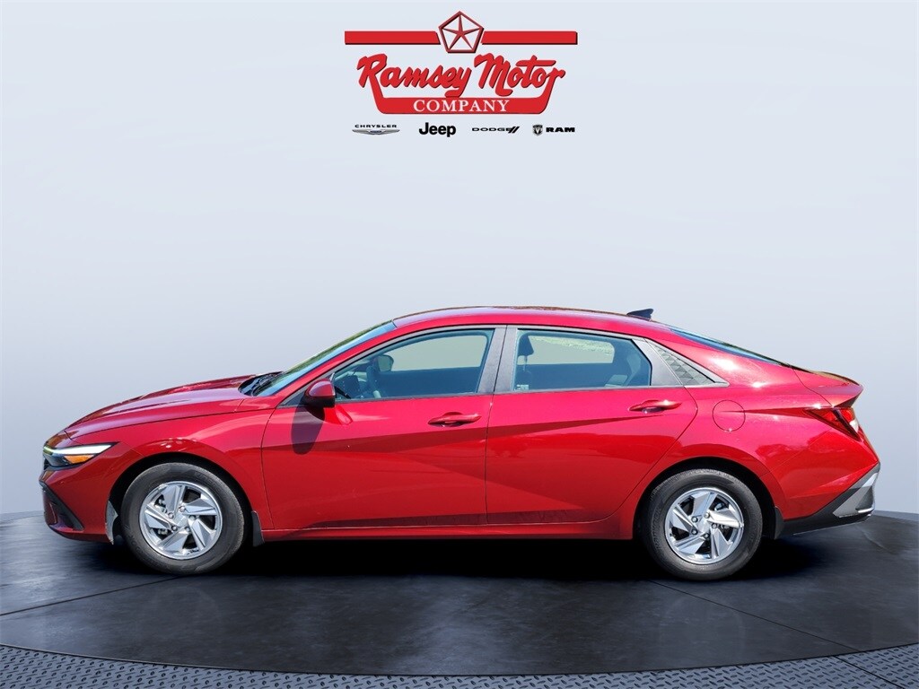 2024 Hyundai Elantra SE photo 2
