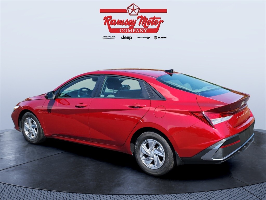 2024 Hyundai Elantra SE photo 3
