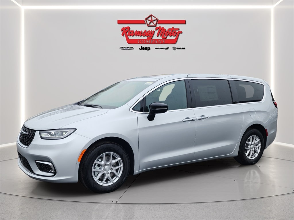 2026 Chrysler Pacifica Select's photo