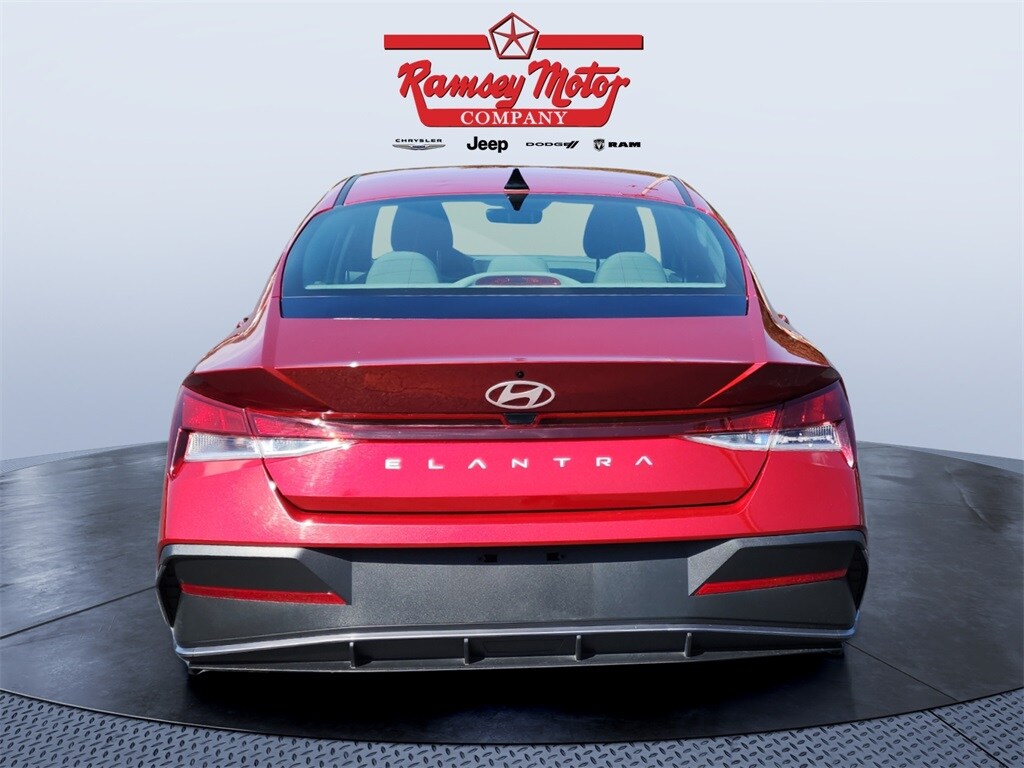 2024 Hyundai Elantra SE photo 4
