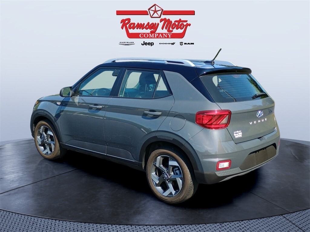 2025 Hyundai Venue Limited photo 3