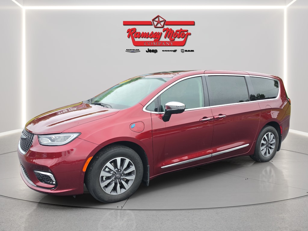 2023 Chrysler Pacifica Hybrid Limited Hybrid's photo