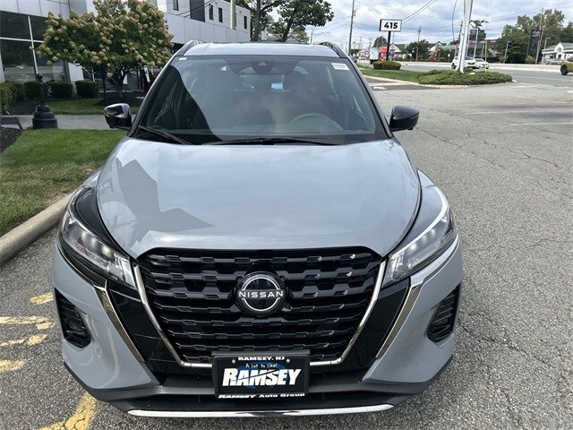 2024 Nissan Kicks SR photo 2