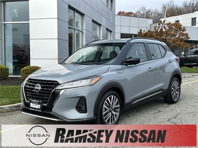 2023 Nissan Kicks SR's photo