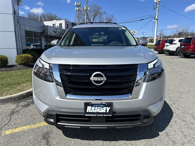 2025 Nissan Pathfinder SV photo 3