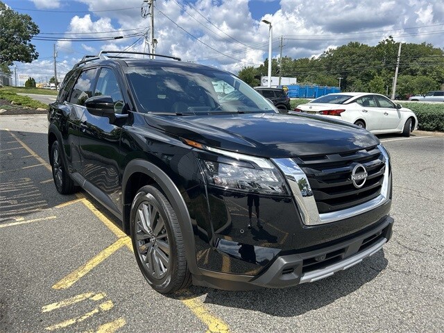 2025 Nissan Pathfinder SL photo 2