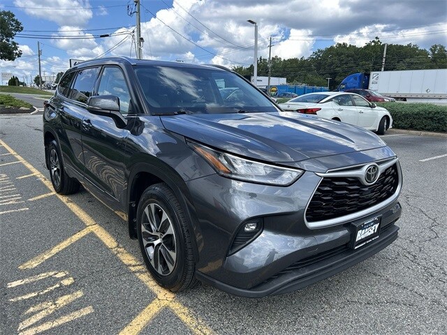 2020 Toyota Highlander XLE photo 2