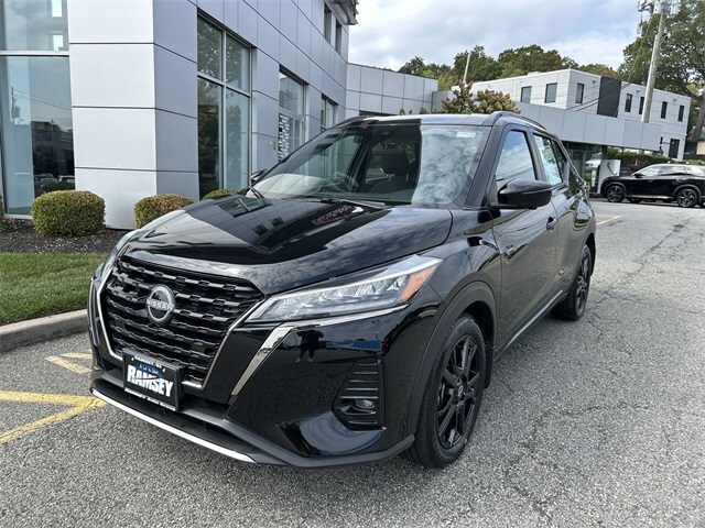 2024 Nissan Kicks SR photo 3