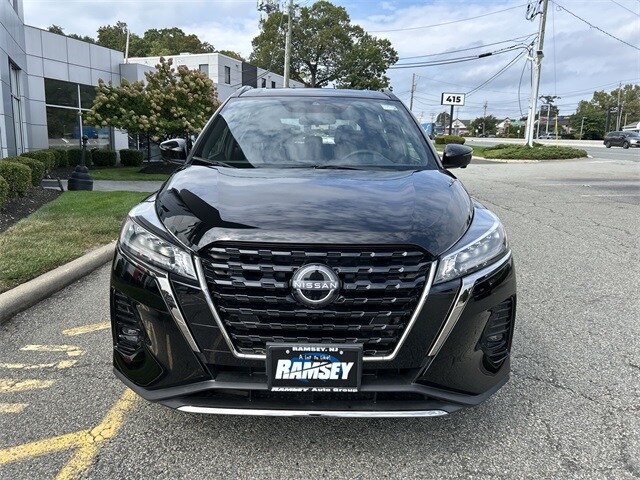 2024 Nissan Kicks SR photo 2