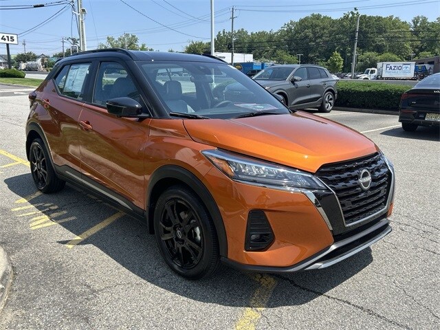 2024 Nissan Kicks SR photo 2