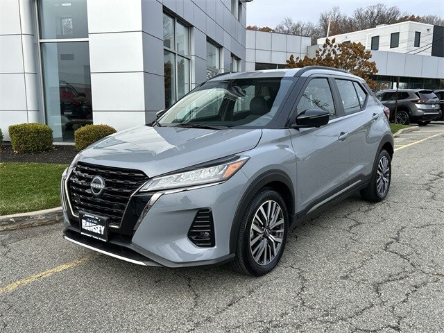 2023 Nissan Kicks SR photo 2