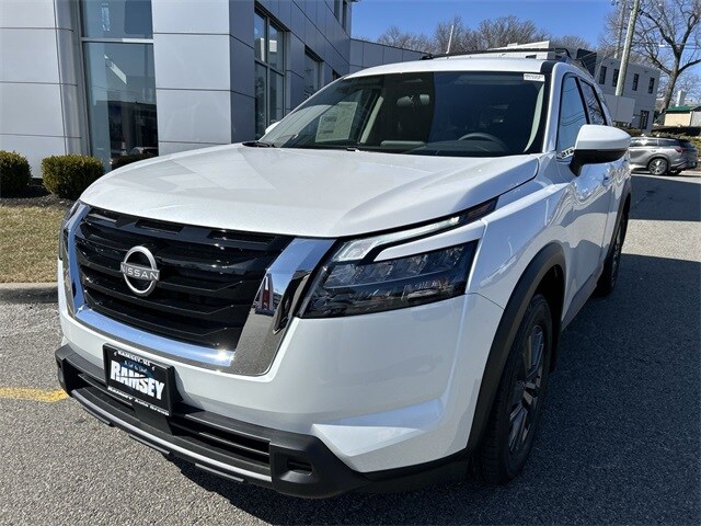 2025 Nissan Pathfinder SV photo 4