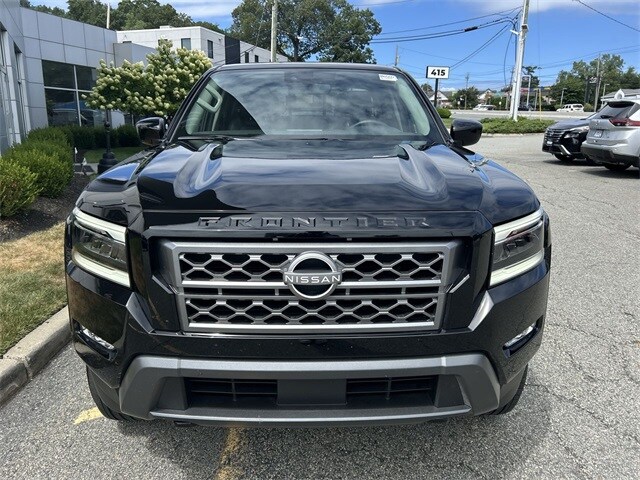2024 Nissan Frontier SL photo 3