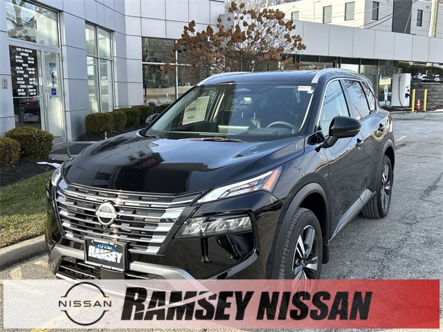 2025 Nissan Rogue SL's photo