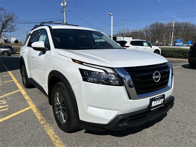 2025 Nissan Pathfinder SV photo 2