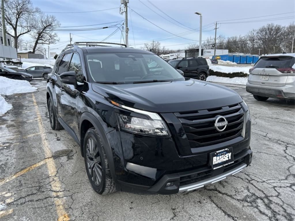 Used 2025 Nissan Pathfinder SL SUV