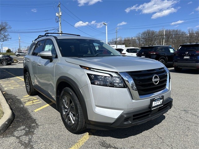 2025 Nissan Pathfinder SV photo 2