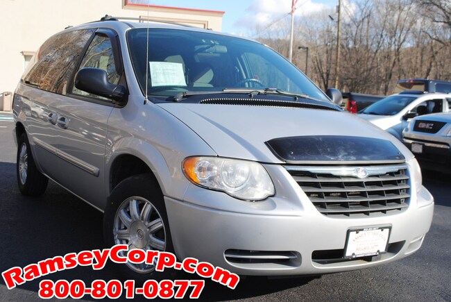 2005 town and country minivan