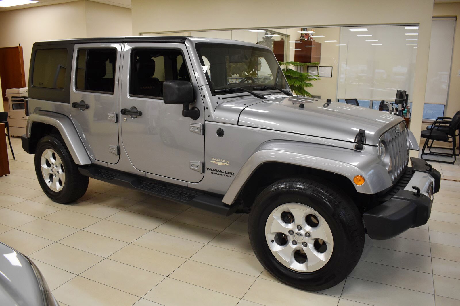 2014 Jeep Wrangler Unlimited Sahara photo 2