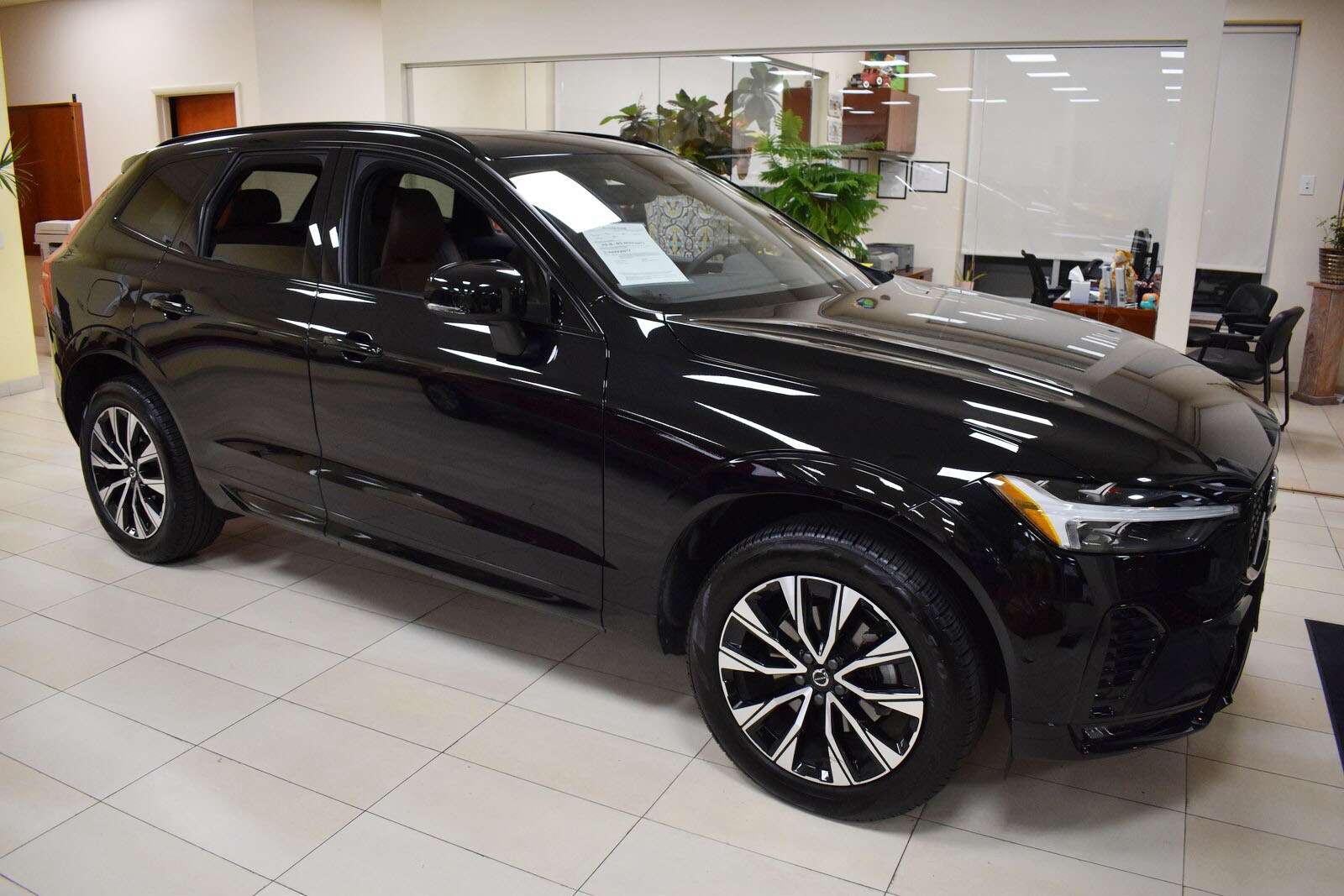 2024 Volvo XC60 B5 Plus photo 2