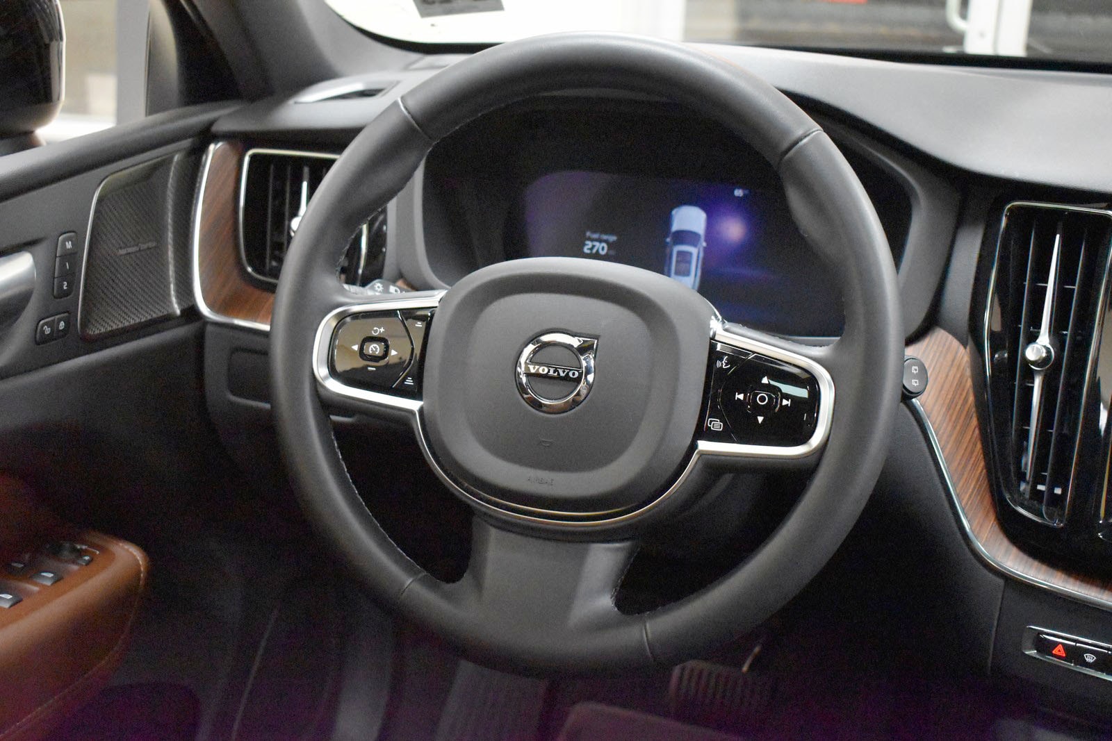 2024 Volvo XC60 Plus - Photo 16