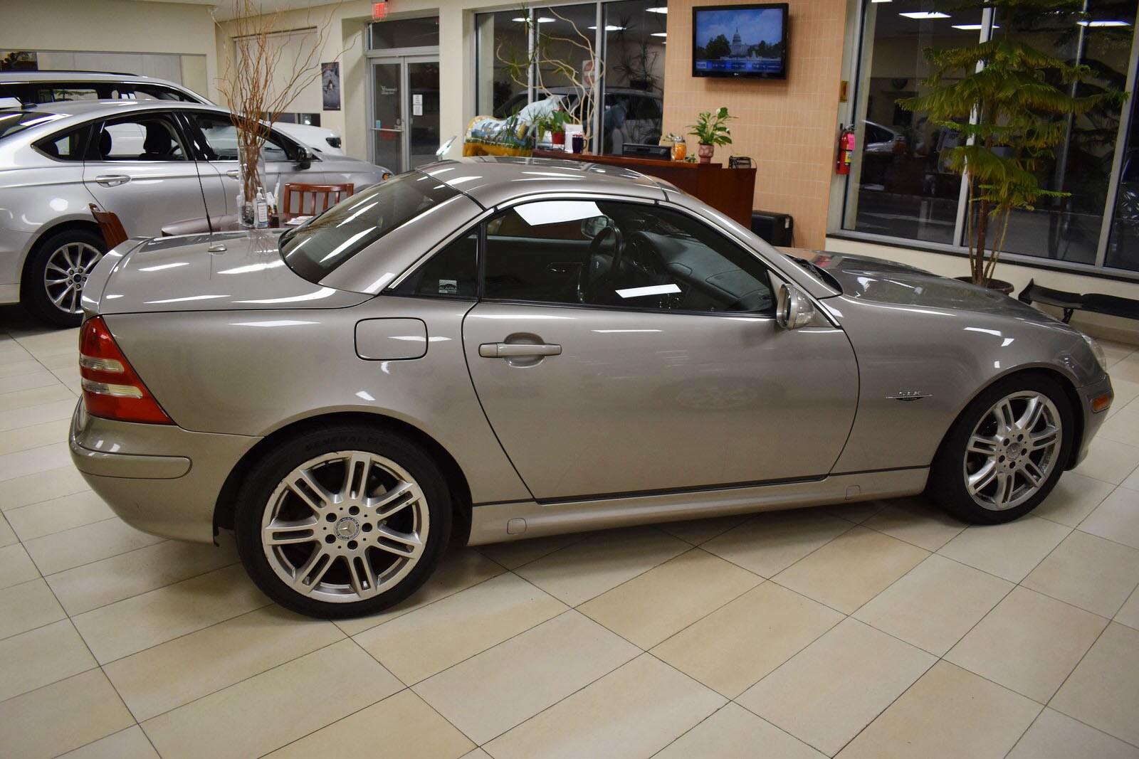 2004 Mercedes Benz SLK photo 2