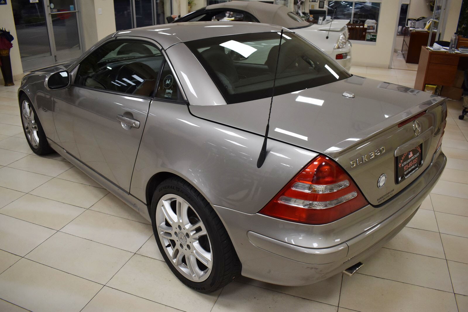 2004 Mercedes Benz SLK photo 4