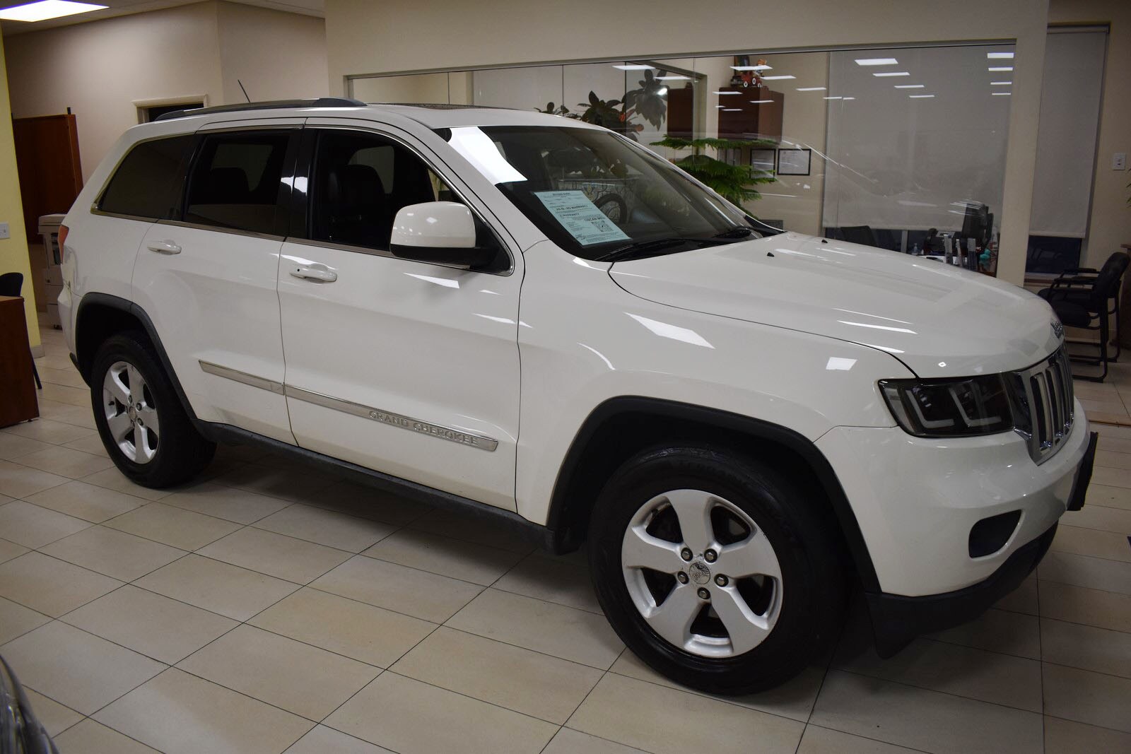 2011 Jeep Grand Cherokee Laredo photo 2