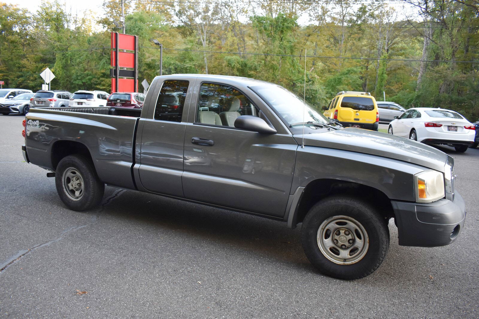 2006 Dodge Dakota ST photo 2