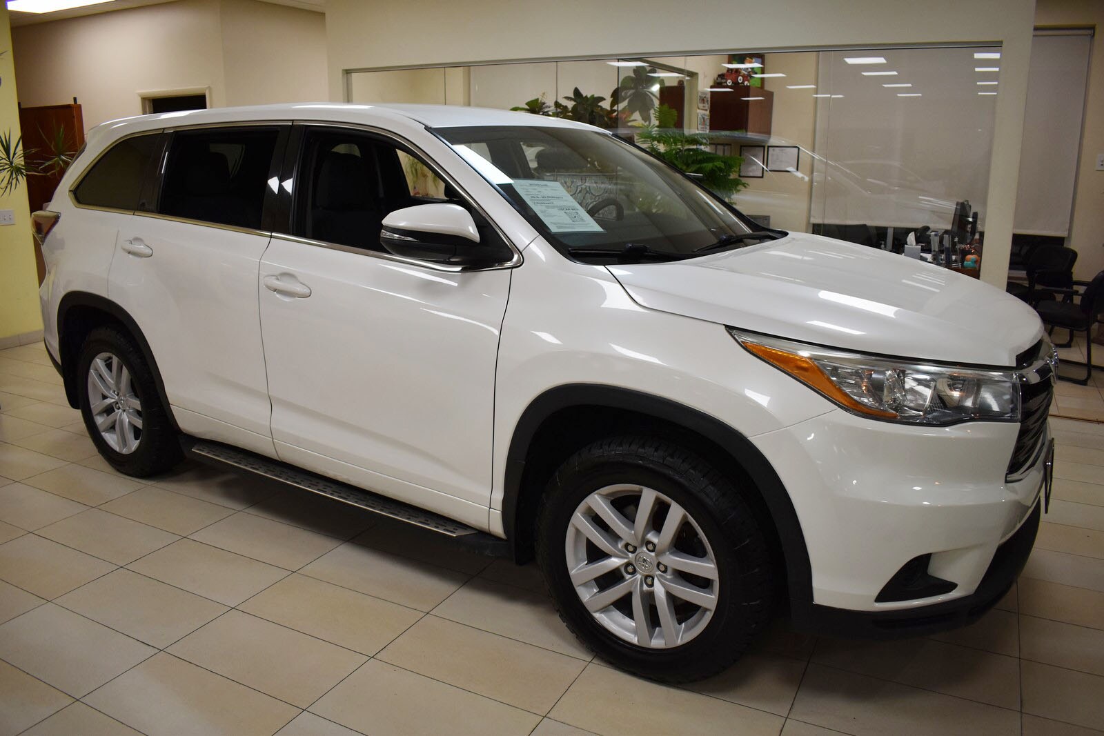 2015 Toyota Highlander LE photo 2