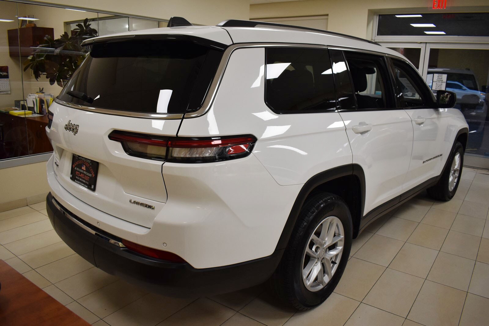 2023 Jeep Grand Cherokee Laredo Altitude photo 2