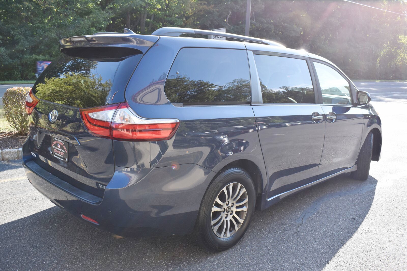 2019 Toyota Sienna LE photo 2