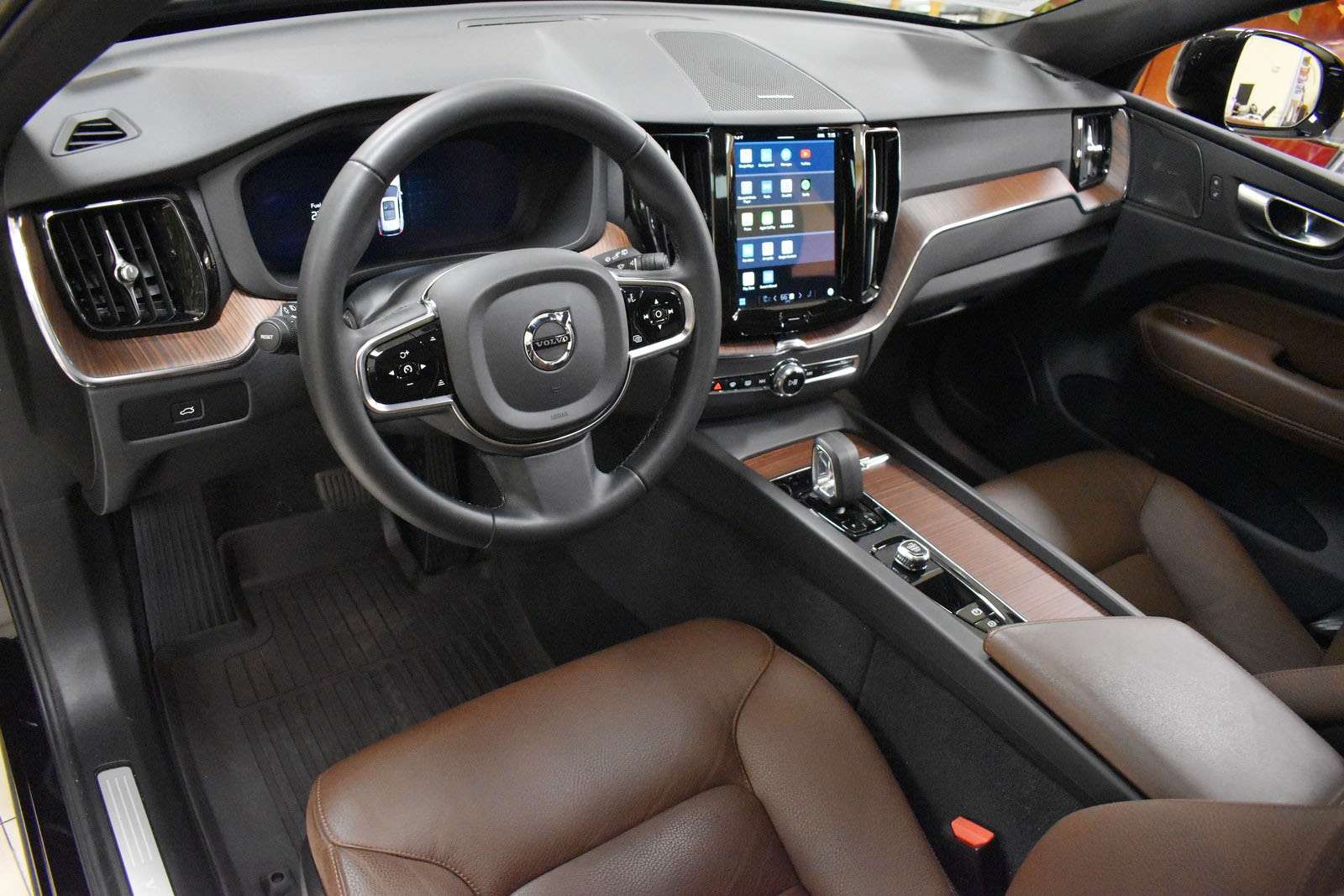 2024 Volvo XC60 Plus - Photo 11