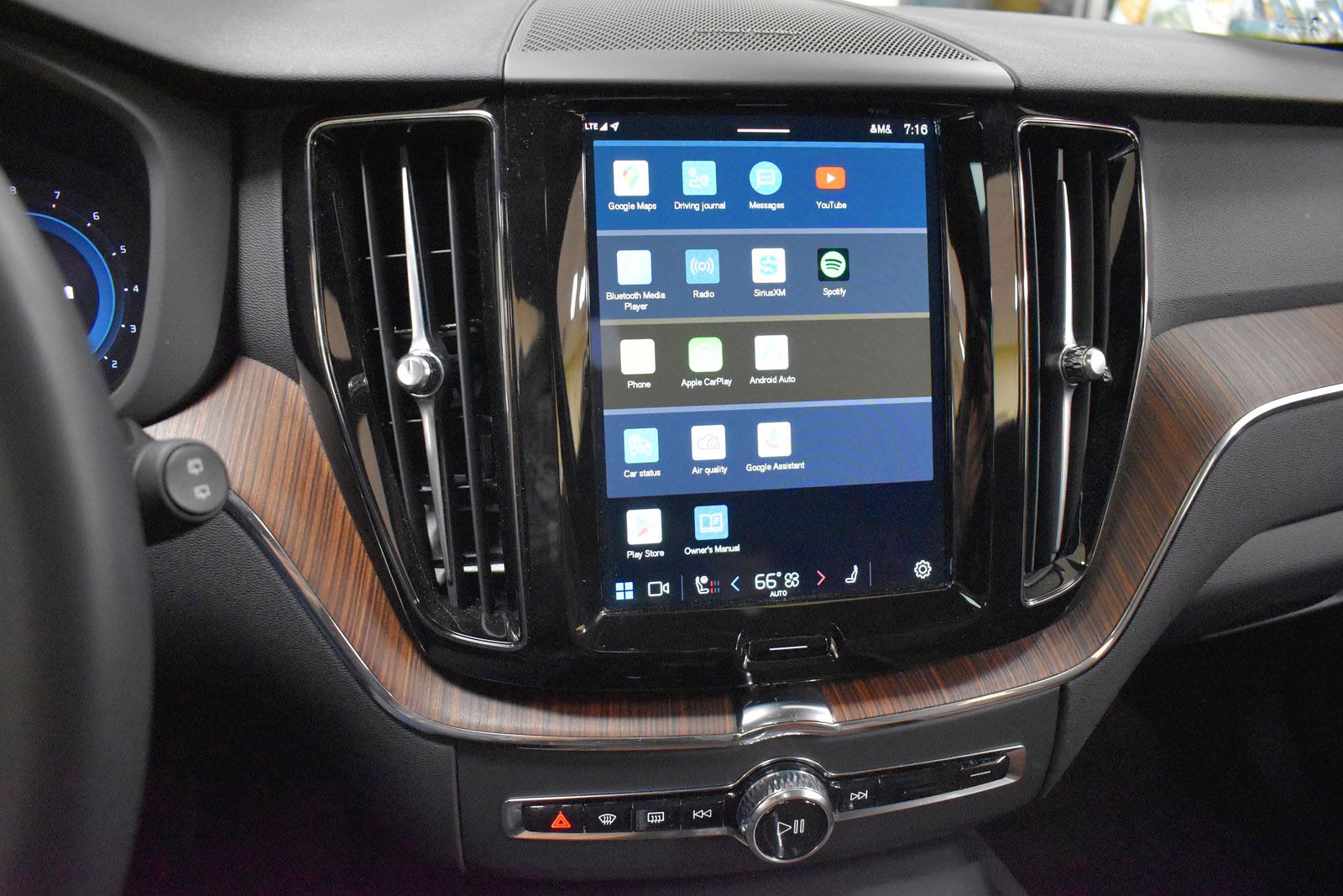 2024 Volvo XC60 Plus - Photo 18