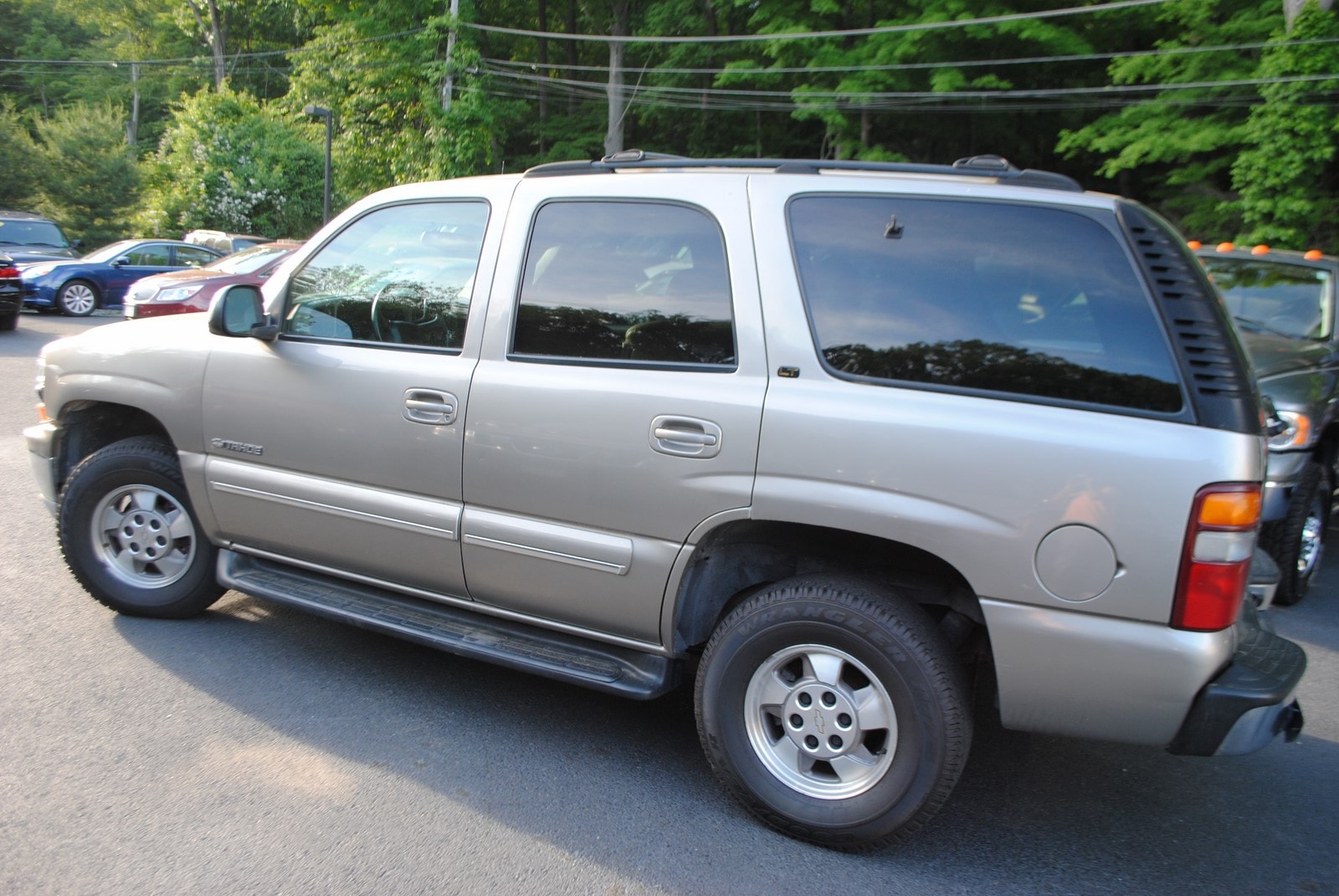 2001 Chevrolet Suburban Z71 | GM Authority, image size:1600x1071