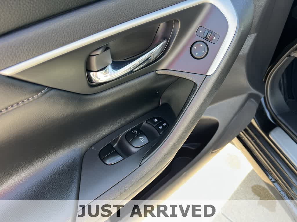 Thumbnail: 2016 Nissan Altima - 12