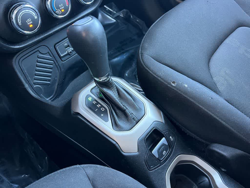 Thumbnail: 2015 Jeep Renegade - 27