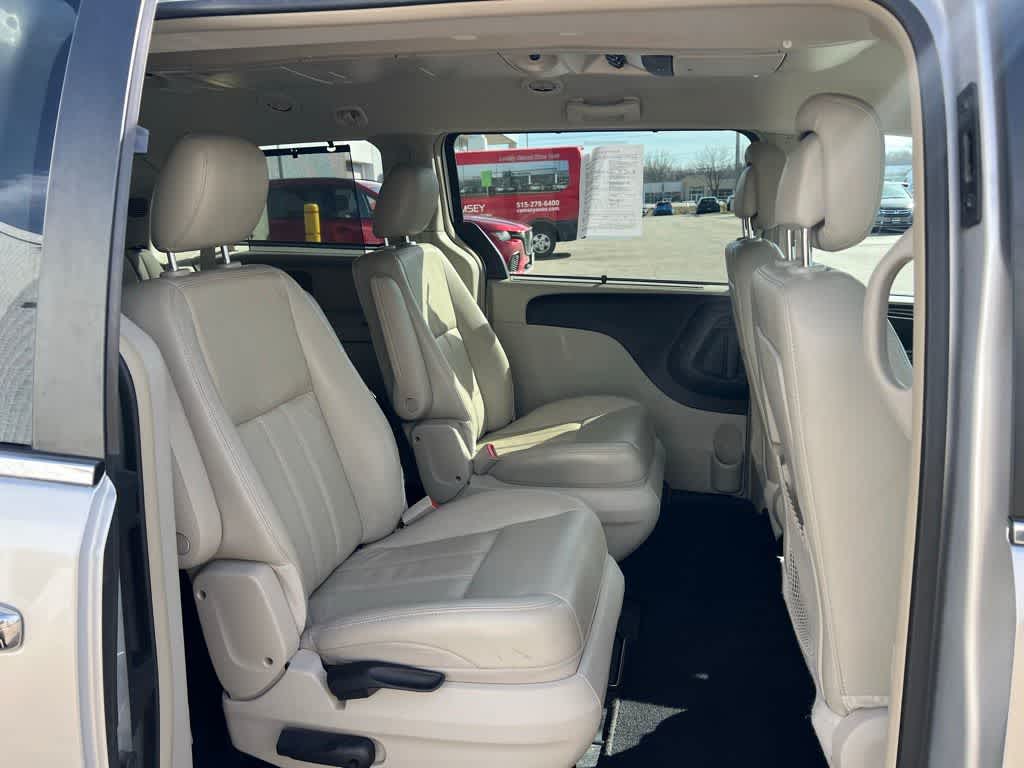 Thumbnail: 2012 Chrysler Town & Country - 27