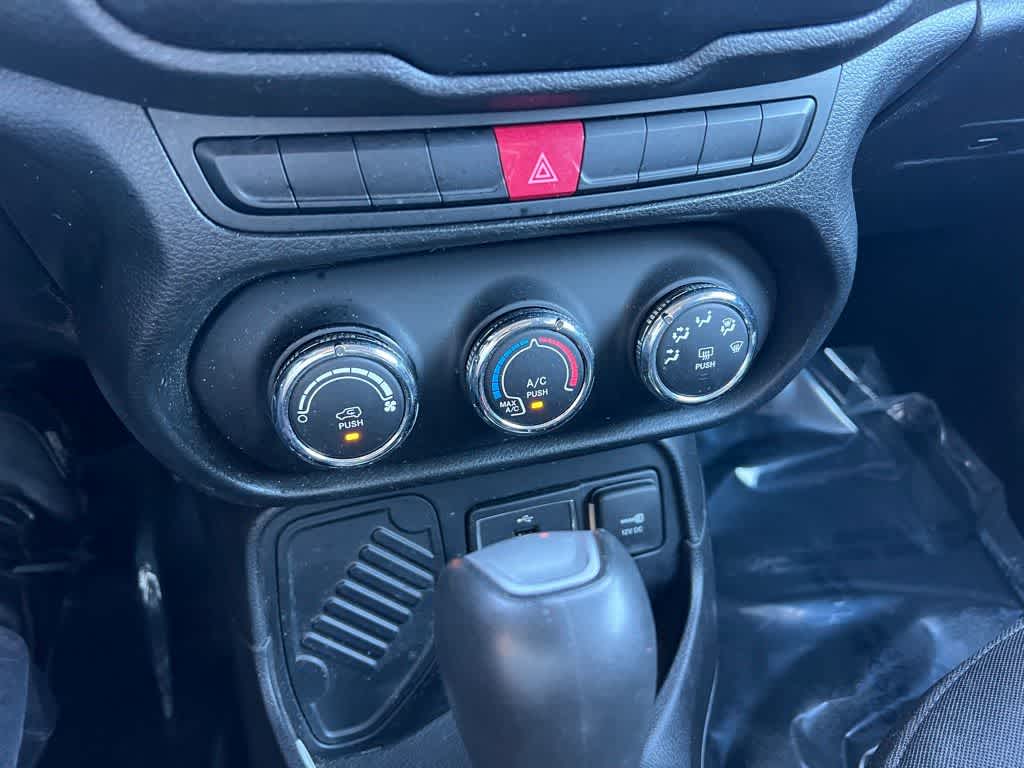 Thumbnail: 2015 Jeep Renegade - 25