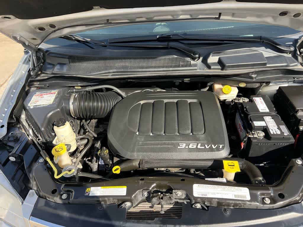 Thumbnail: 2012 Chrysler Town & Country - 14